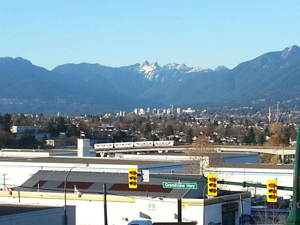 Coast Metro Vancouver Hotel Бърнаби Екстериор снимка