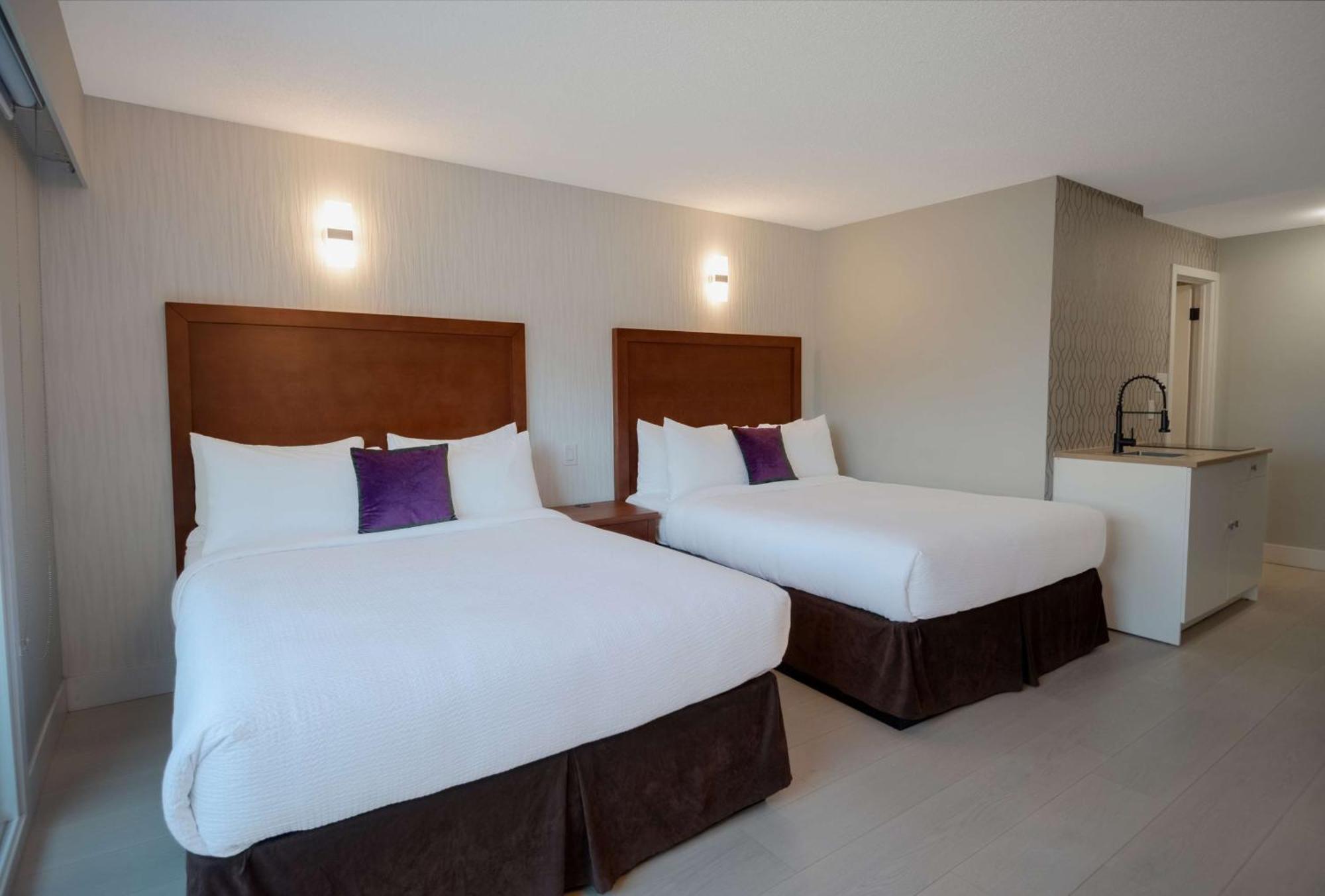 Coast Metro Vancouver Hotel Бърнаби Екстериор снимка