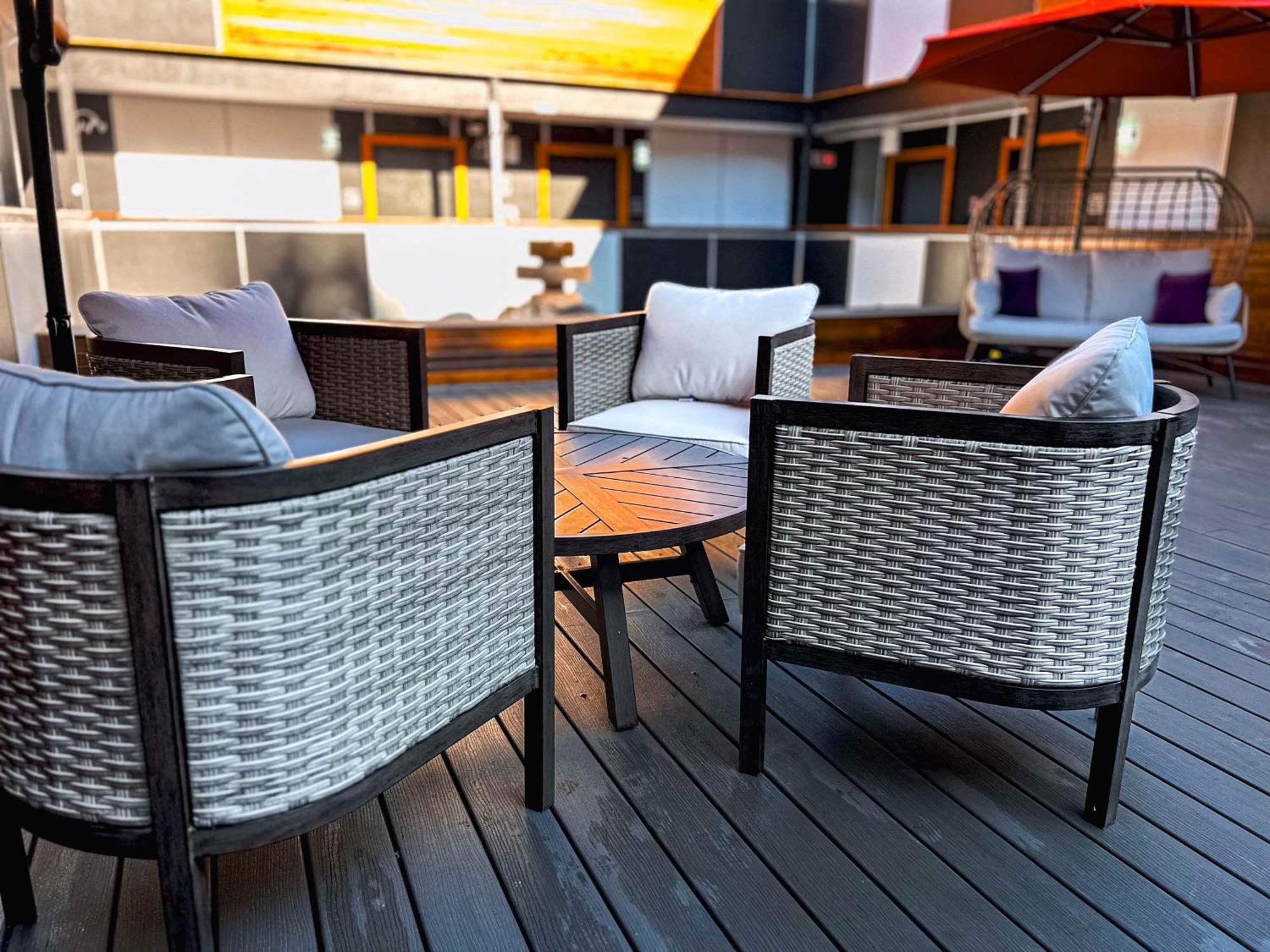 Coast Metro Vancouver Hotel Бърнаби Екстериор снимка