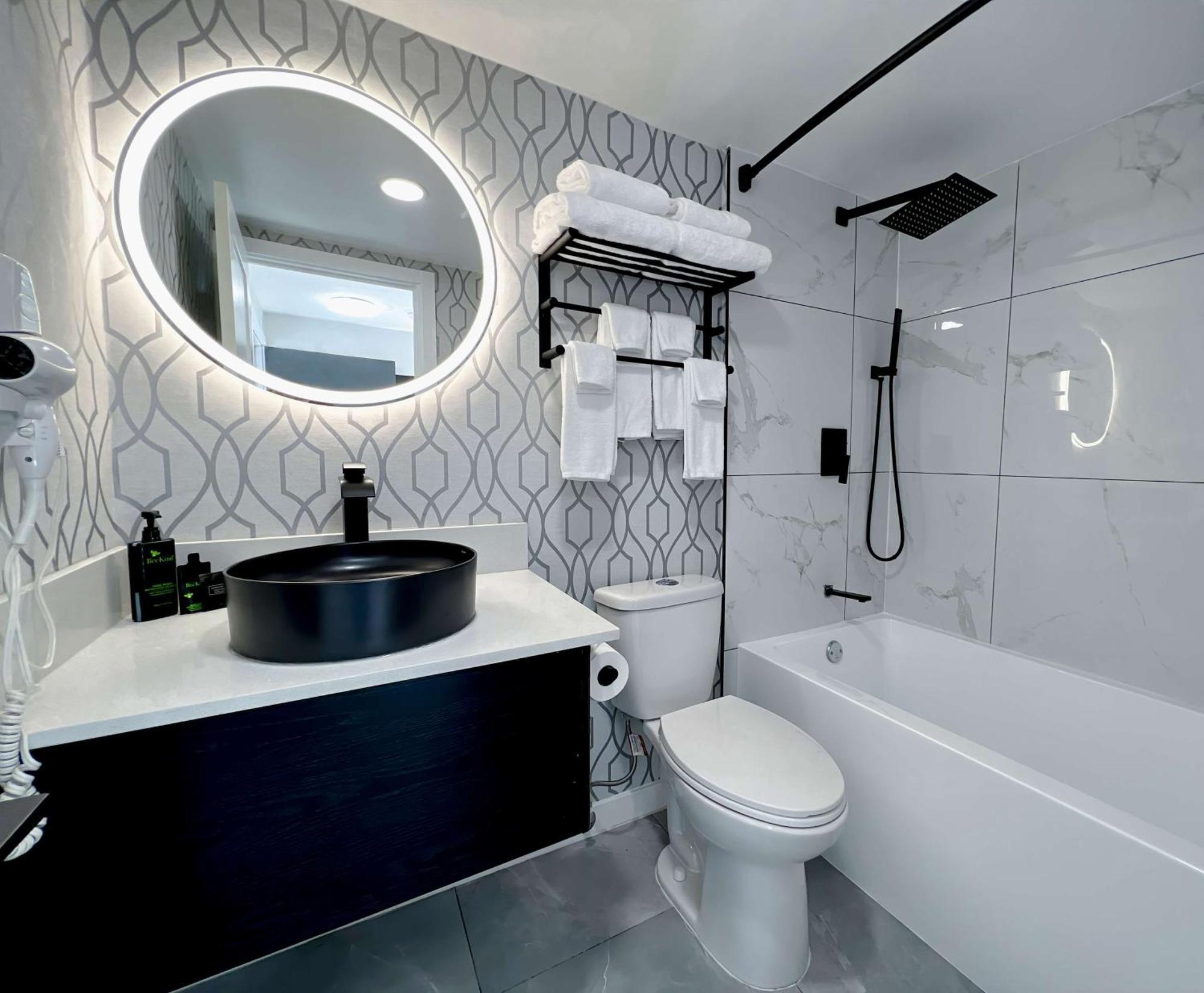 Coast Metro Vancouver Hotel Бърнаби Екстериор снимка