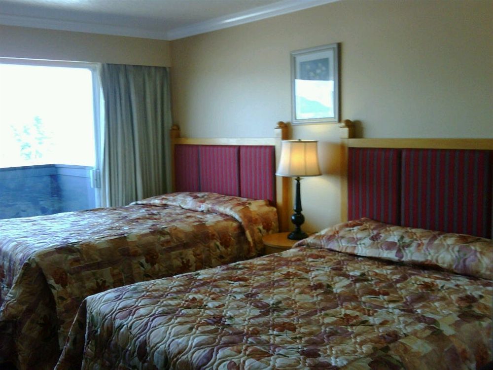 Coast Metro Vancouver Hotel Бърнаби Екстериор снимка